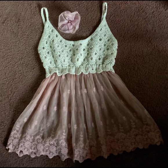 Beautiful laced top - Picture 1 of 5